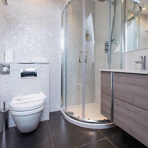 One-Bedroom Queen Suite